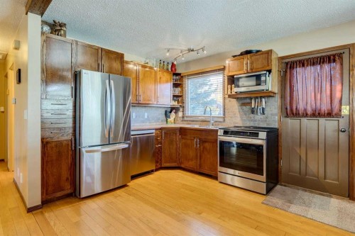 150 Midcrest Crescent Se, Calgary, AB - Indoor Photo Showing Kitchen With Stainless Steel Kitchen