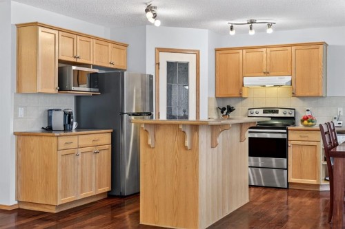 59 Cougar Ridge Circle Sw, Calgary, AB - Indoor Photo Showing Kitchen