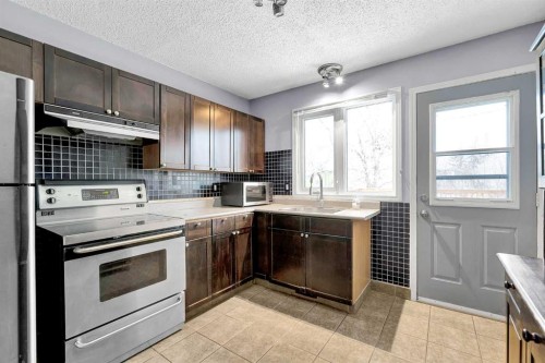111 Dovertree Place Se, Calgary, AB - Indoor Photo Showing Kitchen