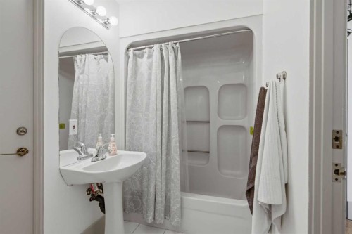64 Patterson Mews Sw, Calgary, AB - Indoor Photo Showing Bathroom