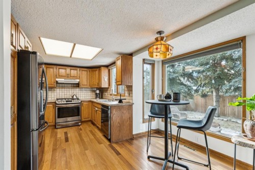 715 Coach Bluff Crescent Sw, Calgary, AB - Indoor Photo Showing Kitchen