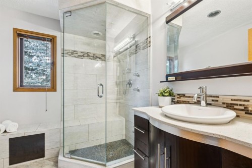 715 Coach Bluff Crescent Sw, Calgary, AB - Indoor Photo Showing Bathroom