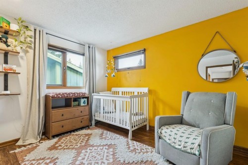 715 Coach Bluff Crescent Sw, Calgary, AB - Indoor Photo Showing Bedroom