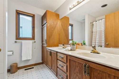 715 Coach Bluff Crescent Sw, Calgary, AB - Indoor Photo Showing Bathroom
