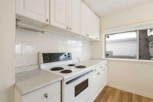 2810 9 Avenue Se, Calgary, AB - Indoor Photo Showing Kitchen