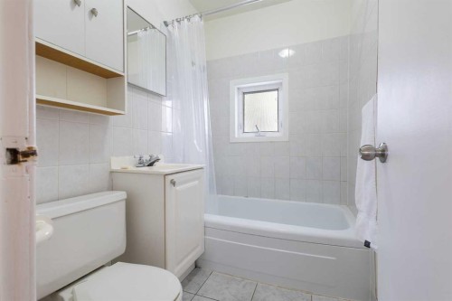 2810 9 Avenue Se, Calgary, AB - Indoor Photo Showing Bathroom