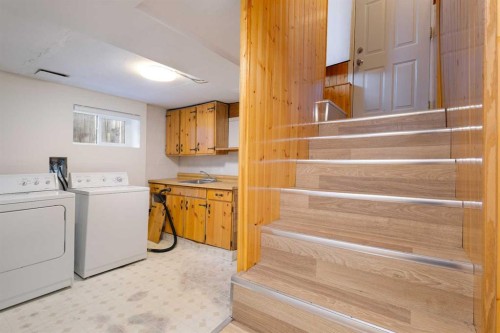 2810 9 Avenue Se, Calgary, AB - Indoor Photo Showing Laundry Room