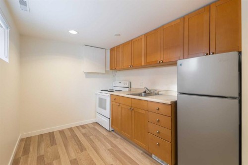 2810 9 Avenue Se, Calgary, AB - Indoor Photo Showing Kitchen