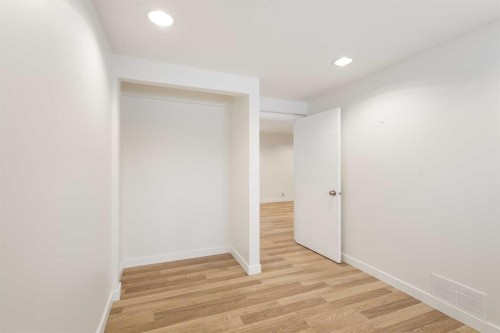 2810 9 Avenue Se, Calgary, AB - Indoor Photo Showing Other Room