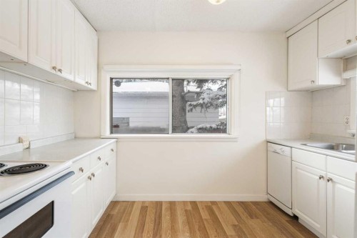 2810 9 Avenue Se, Calgary, AB - Indoor Photo Showing Kitchen