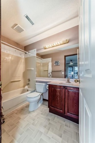3708 Douglas Ridge Way Se, Calgary, AB - Indoor Photo Showing Bathroom