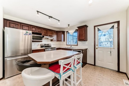 3708 Douglas Ridge Way Se, Calgary, AB - Indoor Photo Showing Other Room