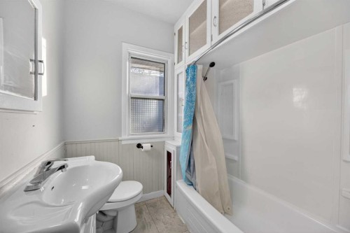 2158 22 Avenue, Didsbury, AB - Indoor Photo Showing Bathroom