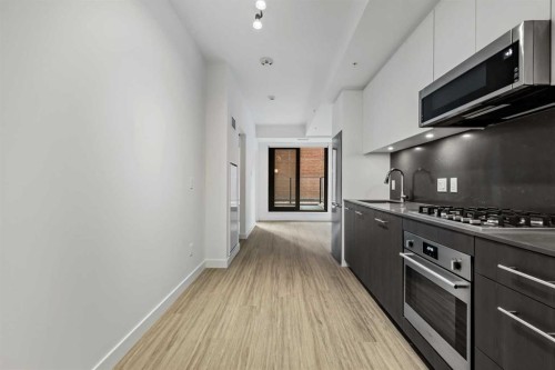 207-730 2 Avenue Sw, Calgary, AB - Indoor Photo Showing Kitchen With Upgraded Kitchen