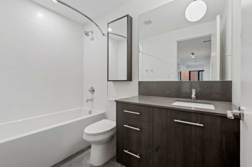 207-730 2 Avenue Sw, Calgary, AB - Indoor Photo Showing Bathroom