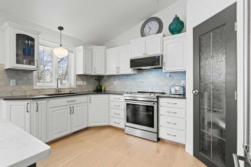 140 Allen Crescent, Vulcan, AB - Indoor Photo Showing Kitchen With Upgraded Kitchen