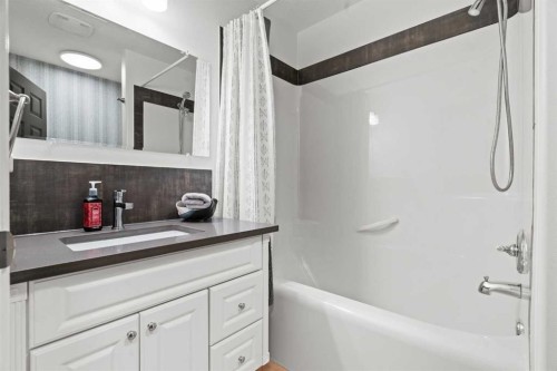 140 Allen Crescent, Vulcan, AB - Indoor Photo Showing Bathroom