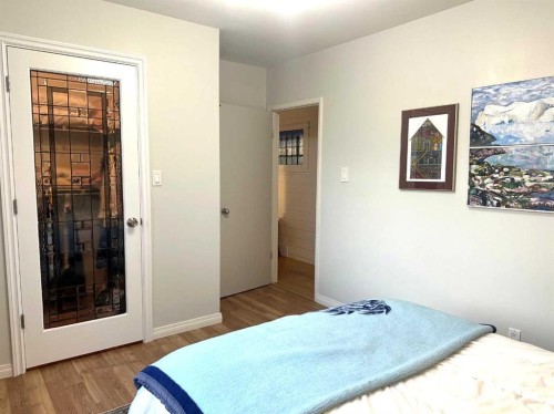 4736 Worcester Drive Sw, Calgary, AB - Indoor Photo Showing Bedroom