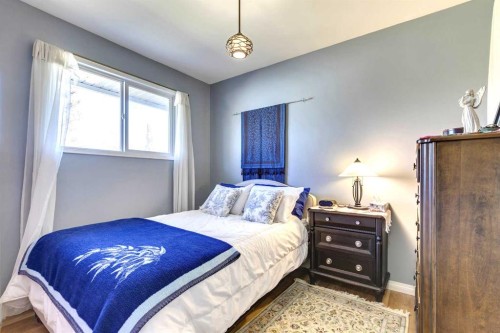 4736 Worcester Drive Sw, Calgary, AB - Indoor Photo Showing Bedroom
