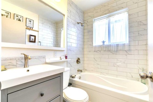 4736 Worcester Drive Sw, Calgary, AB - Indoor Photo Showing Bathroom