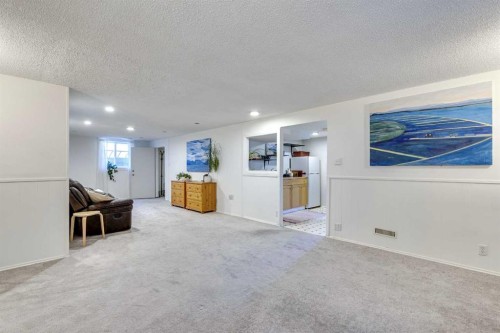 4736 Worcester Drive Sw, Calgary, AB - Indoor Photo Showing Other Room