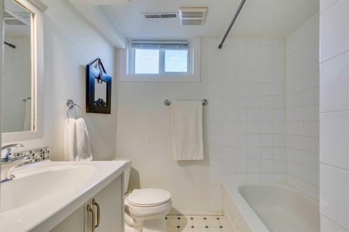 4736 Worcester Drive Sw, Calgary, AB - Indoor Photo Showing Bathroom