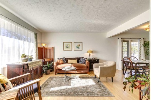 4736 Worcester Drive Sw, Calgary, AB - Indoor Photo Showing Living Room