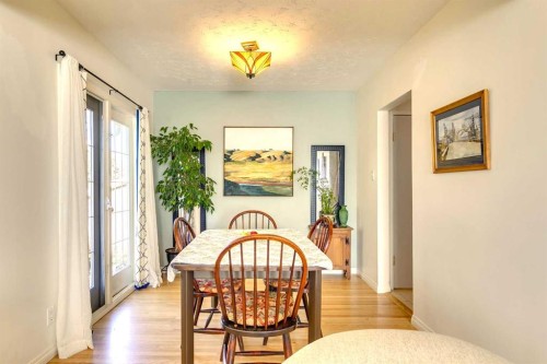 4736 Worcester Drive Sw, Calgary, AB - Indoor Photo Showing Dining Room