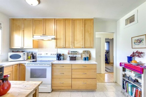 4736 Worcester Drive Sw, Calgary, AB - Indoor Photo Showing Kitchen