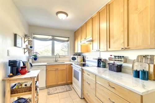 4736 Worcester Drive Sw, Calgary, AB - Indoor Photo Showing Kitchen