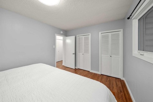 3251 Bearspaw Drive Nw, Calgary, AB - Indoor Photo Showing Bedroom