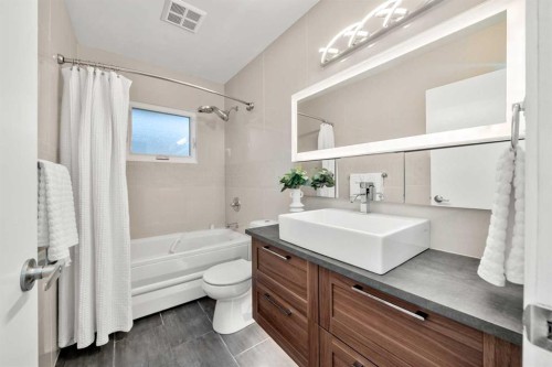 3251 Bearspaw Drive Nw, Calgary, AB - Indoor Photo Showing Bathroom