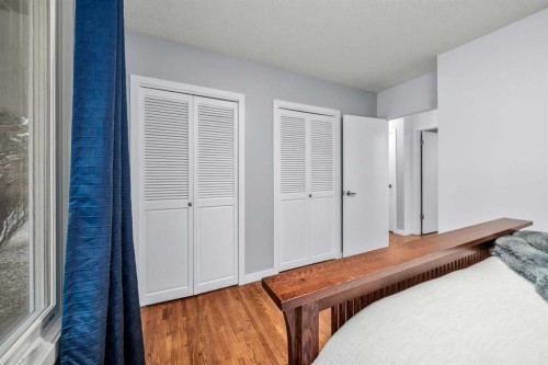 3251 Bearspaw Drive Nw, Calgary, AB - Indoor Photo Showing Bedroom