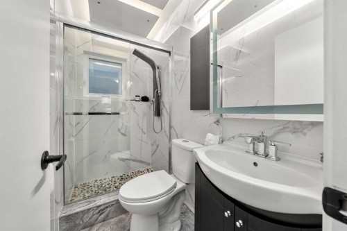 3251 Bearspaw Drive Nw, Calgary, AB - Indoor Photo Showing Bathroom