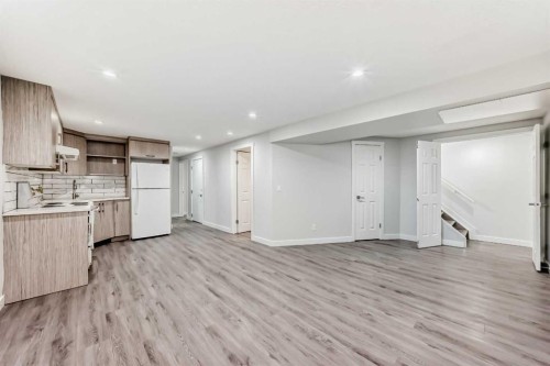 207 Pinecliff Way Ne, Calgary, AB - Indoor Photo Showing Kitchen