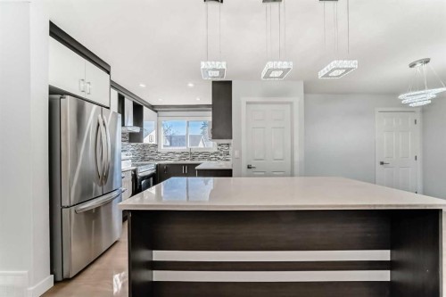 207 Pinecliff Way Ne, Calgary, AB - Indoor Photo Showing Kitchen With Upgraded Kitchen