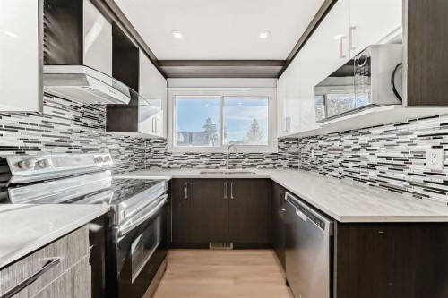 207 Pinecliff Way Ne, Calgary, AB - Indoor Photo Showing Kitchen With Upgraded Kitchen