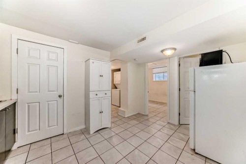 3715 14 Street Nw, Calgary, AB - Indoor Photo Showing Other Room