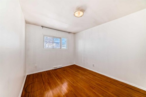 3715 14 Street Nw, Calgary, AB - Indoor Photo Showing Other Room