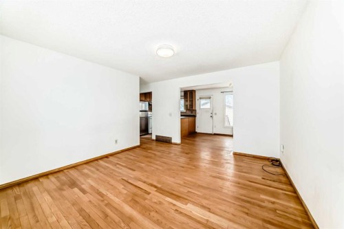 3715 14 Street Nw, Calgary, AB - Indoor Photo Showing Other Room