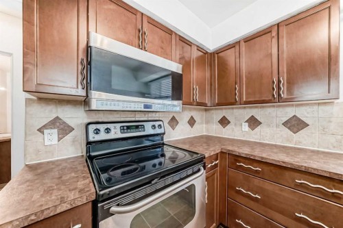 3715 14 Street Nw, Calgary, AB - Indoor Photo Showing Kitchen