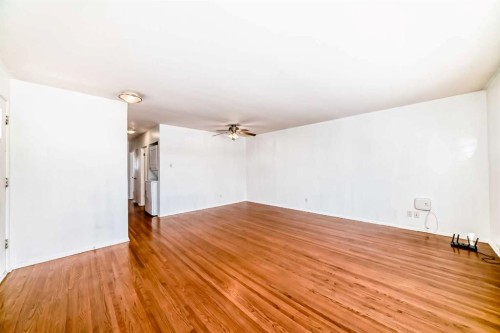 3715 14 Street Nw, Calgary, AB - Indoor Photo Showing Other Room