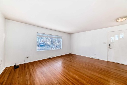 3715 14 Street Nw, Calgary, AB - Indoor Photo Showing Other Room