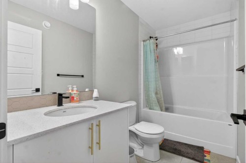 66 Belmont Manor Sw, Calgary, AB - Indoor Photo Showing Bathroom