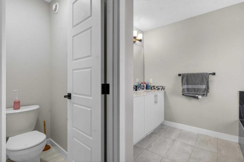 66 Belmont Manor Sw, Calgary, AB - Indoor Photo Showing Bathroom