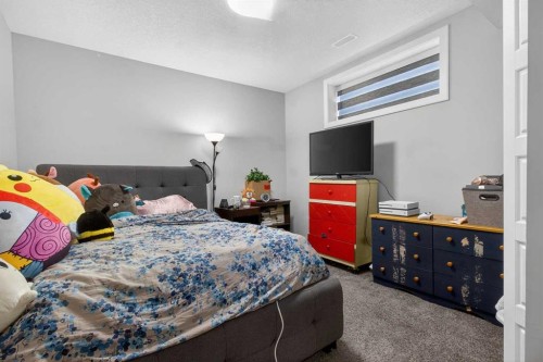 66 Belmont Manor Sw, Calgary, AB - Indoor Photo Showing Bedroom