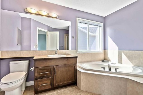 521 Westmount Close, Okotoks, AB - Indoor Photo Showing Bathroom
