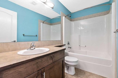 521 Westmount Close, Okotoks, AB - Indoor Photo Showing Bathroom