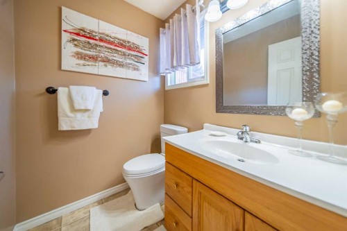 959 Ranchview Crescent Nw, Calgary, AB - Indoor Photo Showing Bathroom