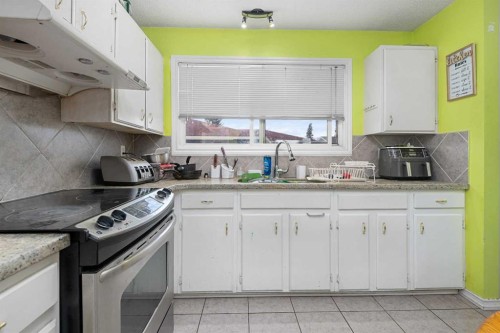 268 Madeira Place Ne, Calgary, AB - Indoor Photo Showing Kitchen